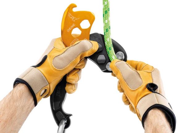 Khóa hãm phụ Petzl CHICANE Descender lắp đặt dễ dàng