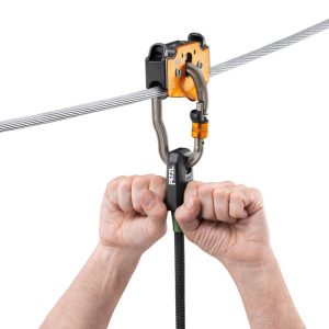 Tay lái Petzl STEADYTRAC giúp người đu bám chắc và giữ chân hướng về phía trước