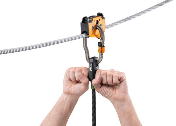 Tay lái Petzl STEADYTRAC giúp người đu bám chắc và giữ chân hướng về phía trước