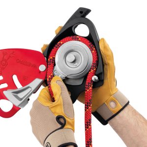 Thiết bị hãm Petzl MAESTRO L Descender dễ dàng lắp dây nhờ đánh dấu in trên mặt