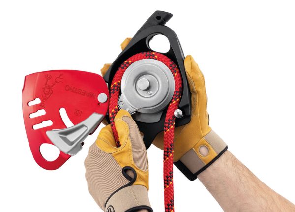 Thiết bị hãm Petzl MAESTRO L Descender dễ dàng lắp dây nhờ đánh dấu in trên mặt