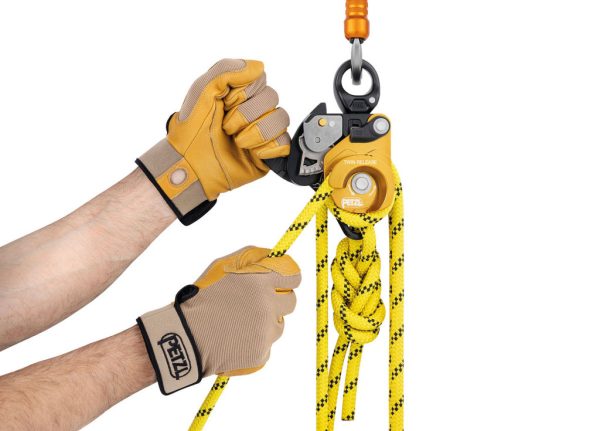 Ròng rọc Petzl TWIN RELEASE có phanh được tích hợp vào nắp bên di chuyển chính cho phép điều khiển thoải mái và chính xác khi hạ tải nặng