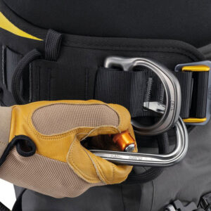 Hai điểm gắn kim loại ở hai bên giúp bạn dễ dàng kết nối thiết bị và có thể gập lại để tránh bị vướng khi không sử dụng.