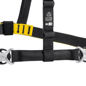 Dây đeo vai Petzl STERNO SRS có hai khóa kim loại lai có thể điều chỉnh và dễ dàng cài/mở, giúp việc đeo và tháo dễ dàng hơn.